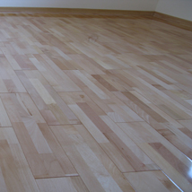 Lamelirani bukov parket sa cokla lajsnom