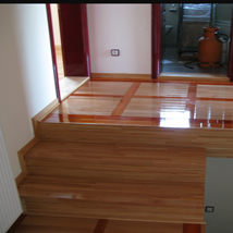 Delimično bajcovan bukov parket sa cokla lajsnom i stepeništem.