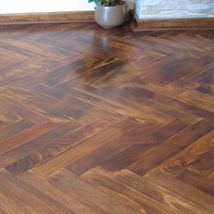 Bajcovan bukov parket sa cokla lajsnom